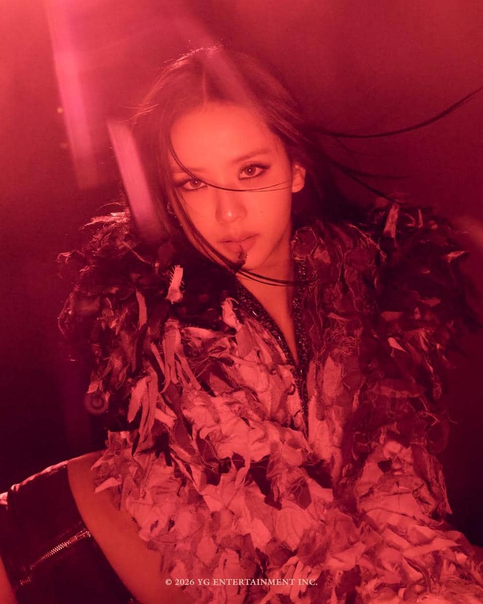 Visual poster BLACKPINK untuk DEADLINE