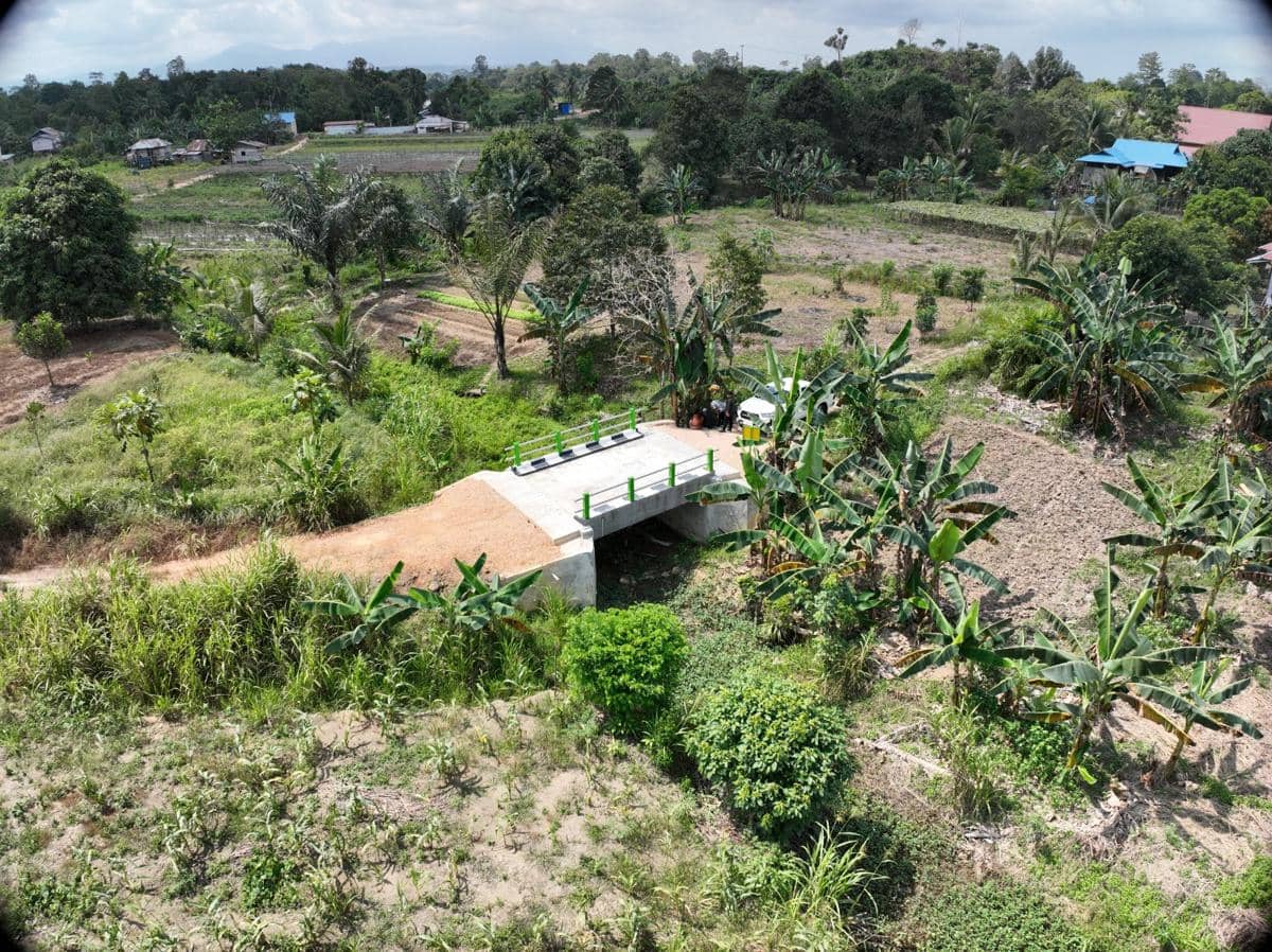 PT Berau Coal meresmikan jembatan jalan usaha tani di Kampung Pegat Bukur, Kabupaten Berau.