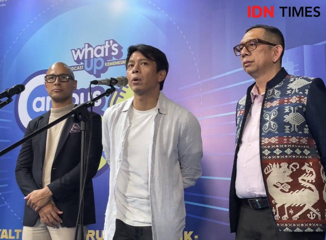 Ariel Noah menyampaikan pandangan dalam acara What’s Up Kemenkum – Campus Calls Out Menteri Hukum di Universitas Indonesia, Depok, Senin (9/2/2026). (IDN Times/Yovita Arnelia)