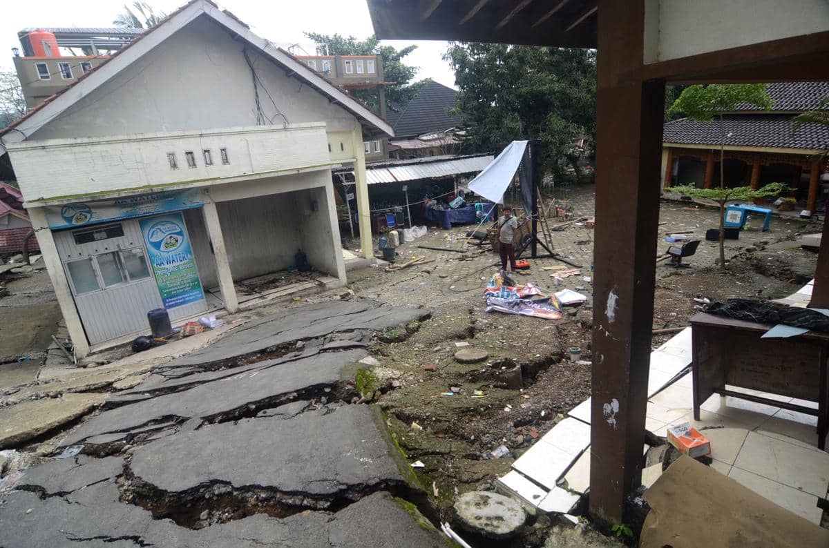 Warga membersihkan puing-puing rumah yang rusak akibat bencana tanah bergerak di Desa Padasari, Kabupaten Tegal, Jawa Tengah. (ANTARA FOTO/Oky Lukmansyah)
