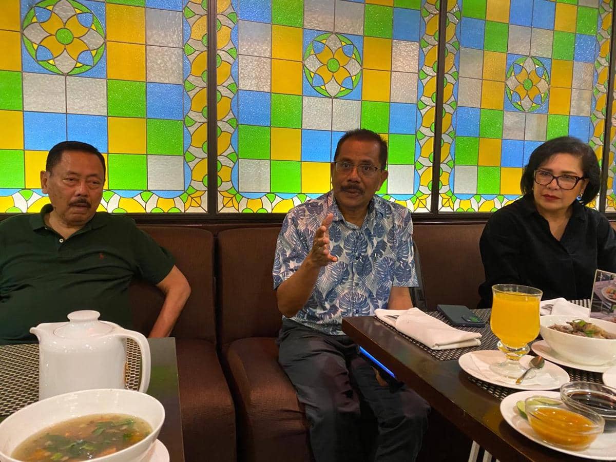 Letjen (Purn) TNI Kiki Syahnakri,  Prof Dr Yoseph Yapi Taum Mhum, dan  keponakan kandung Herman Fernandez, Grace Siahaan Njo dalam pertemuan dengan media di Hotel Santika, Yogyakarta, Sabtu (7/2/2026). 