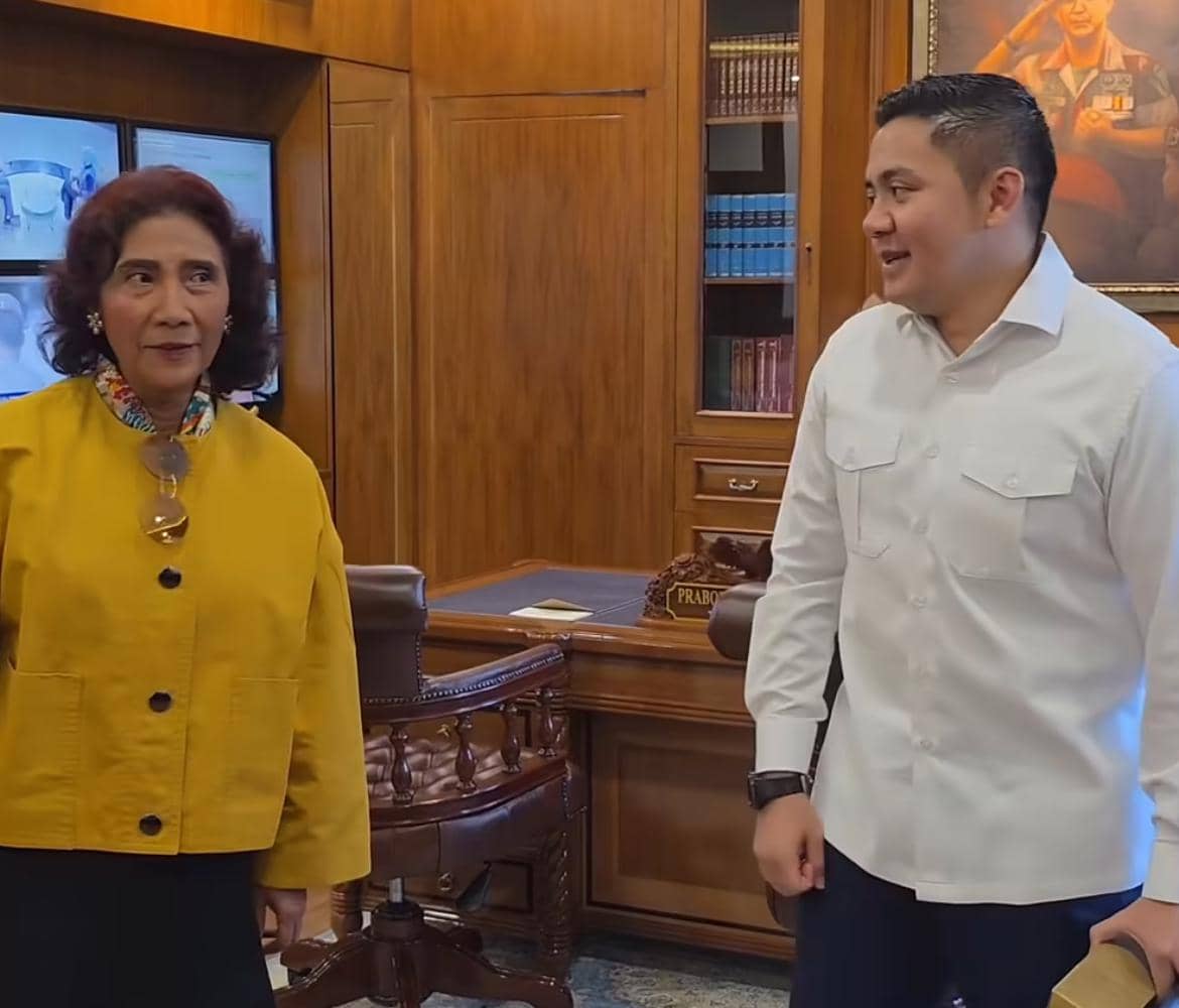 Susi Pudjiastuti Mampir ke Kantor Teddy, Bawa Oleh-Oleh Cokelat
