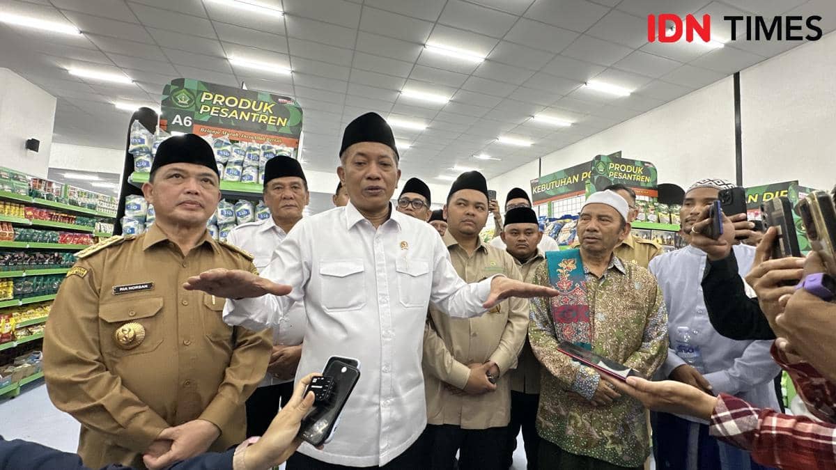 Menteri Koperasi, Ferry Julianto meresmikan torasera di Kubu Raya. 