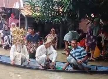 Banjir di Kecamatan Tanah Abang, Pali tak menyurutkan penganti untuk melaksanakan resepsi pernikahan
