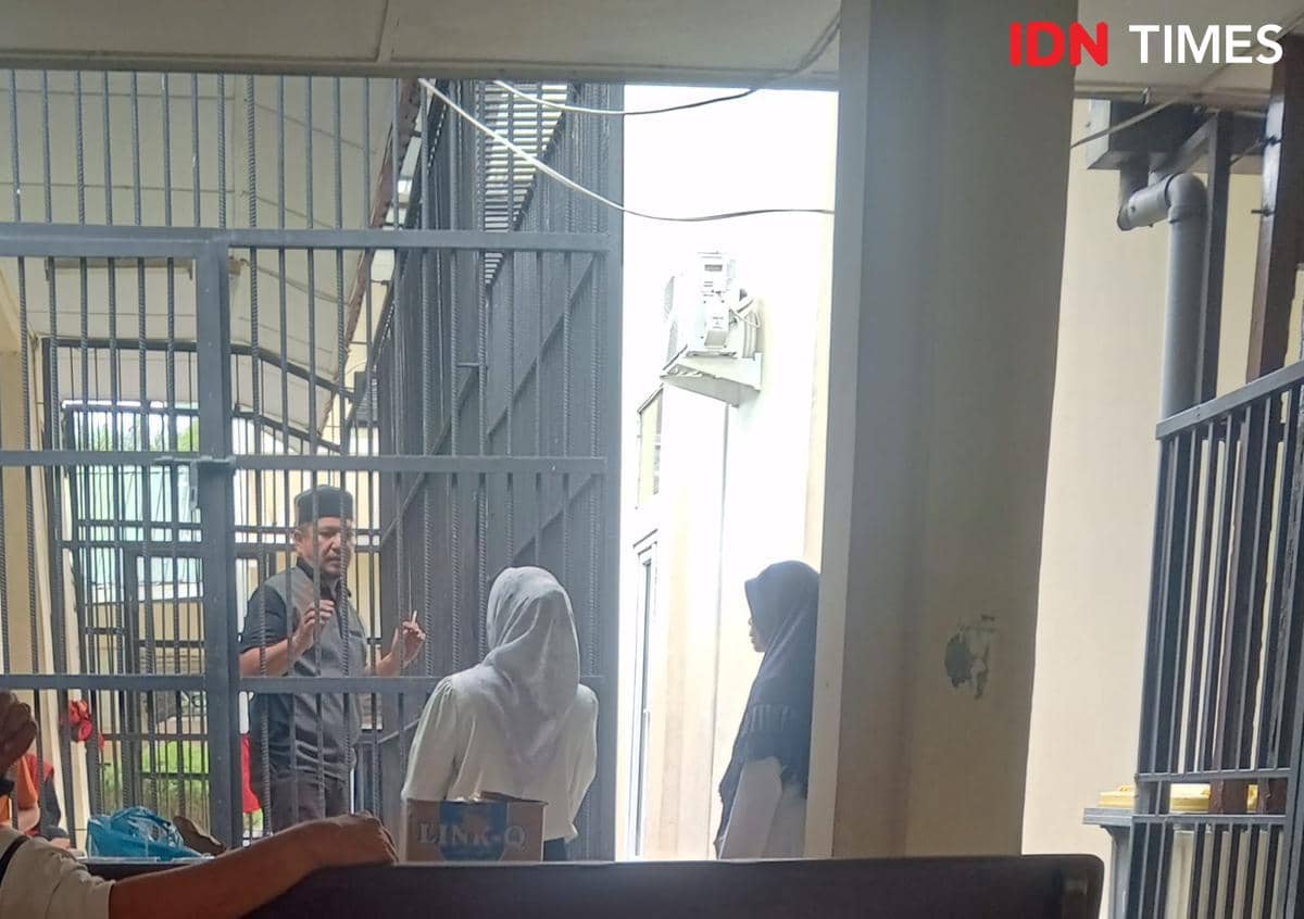 Erina, terdakwa kasus narkotika nyayi dari balik jeruji besi keterlibatakn oknum perwira jual narkotika jenisa sabu-sabu 1 kg (IDN Times/ Bambang Suhandoko)