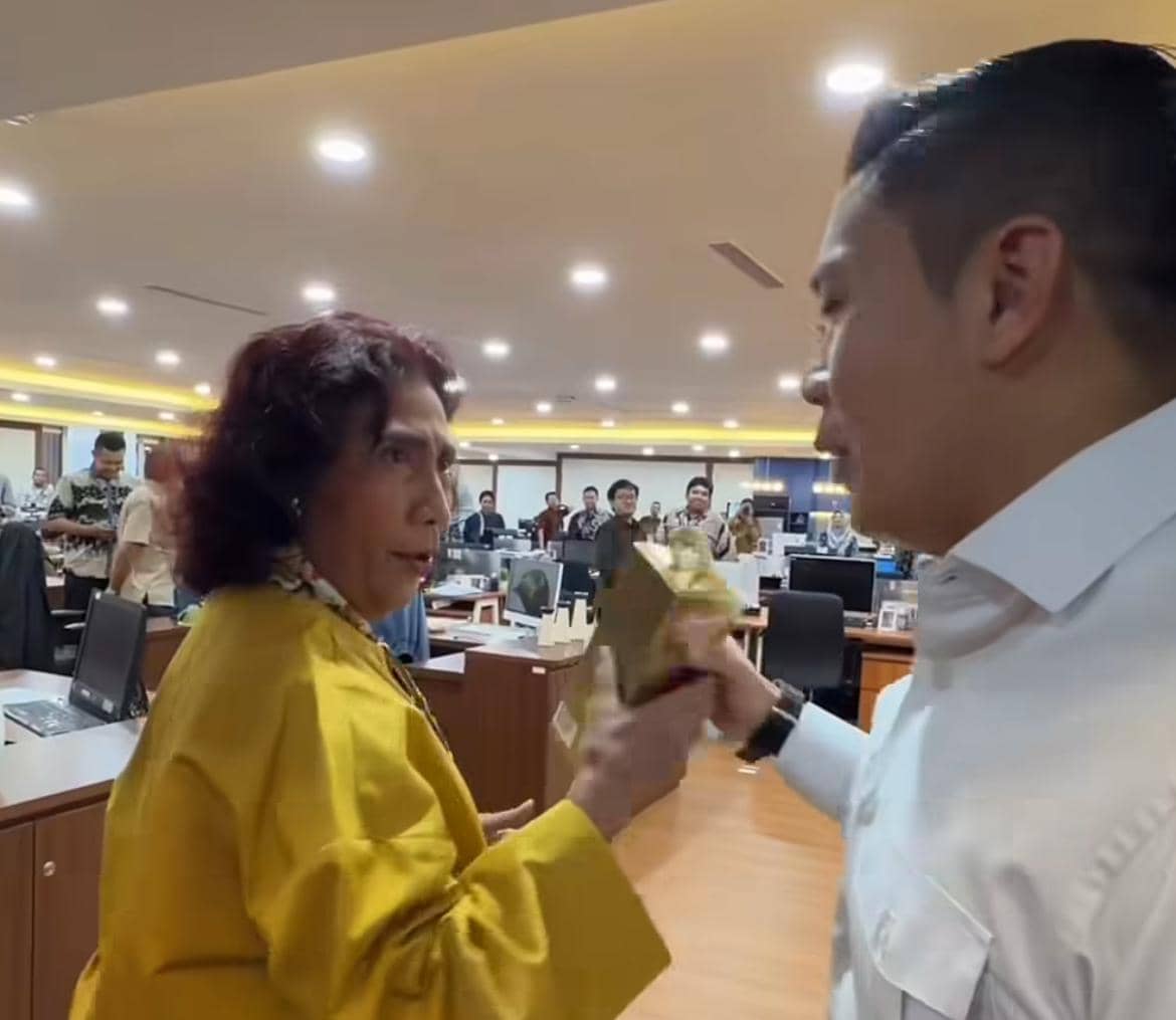 Susi Pudjiastuti Mampir ke Kantor Teddy, Bawa Oleh-Oleh Cokelat