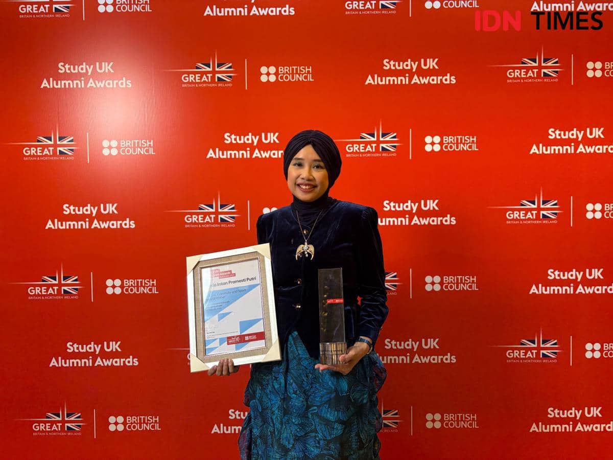 Dinda Intan Pramesti Putri, pemenang penghargaan kategori Culture, Creativity and Sport Award Study UK Alumni Awards diselenggarakan pada Jumat (6/2/26) di The Tribrata Dharmawangsa, Jakarta. (IDN Times/Dina Salma)