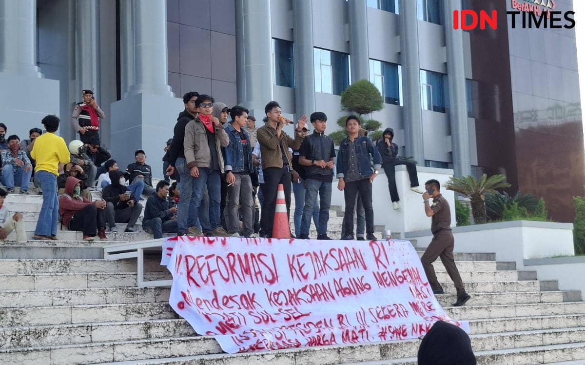 Massa aksi KASUS saat berada di depan lobi Kejati Sulsel, Senin (9/2/2026) IDN Times / Darsil Yahya