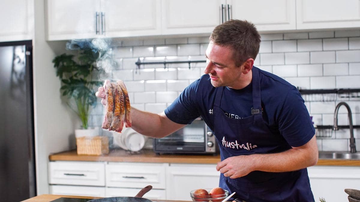 Potret Chef Callum Hann memasak daging domba Australia di Studio Yummy, IDN HQ, Jakarta Selatan