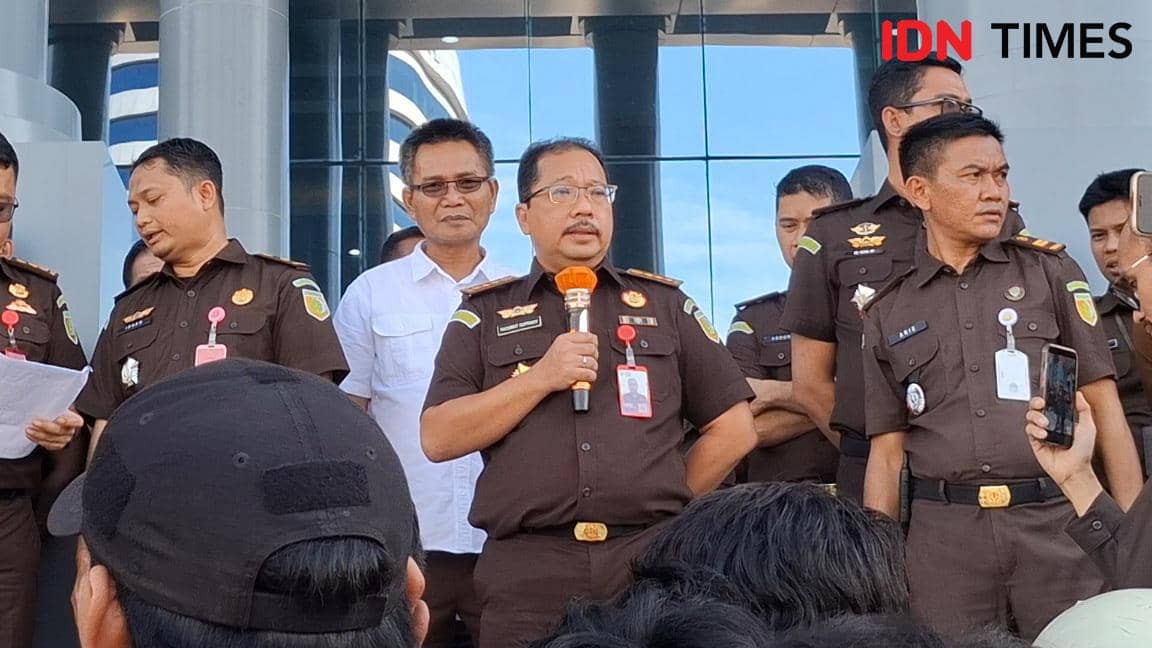 Aspidsus Kejati Sulsel, Rachmat Supriady saat temui dan terima aspirasi KASUS di lobi gedung Kejati Sulsel, Senin (9/2/2026) IDN Times / Darsil Yahya.