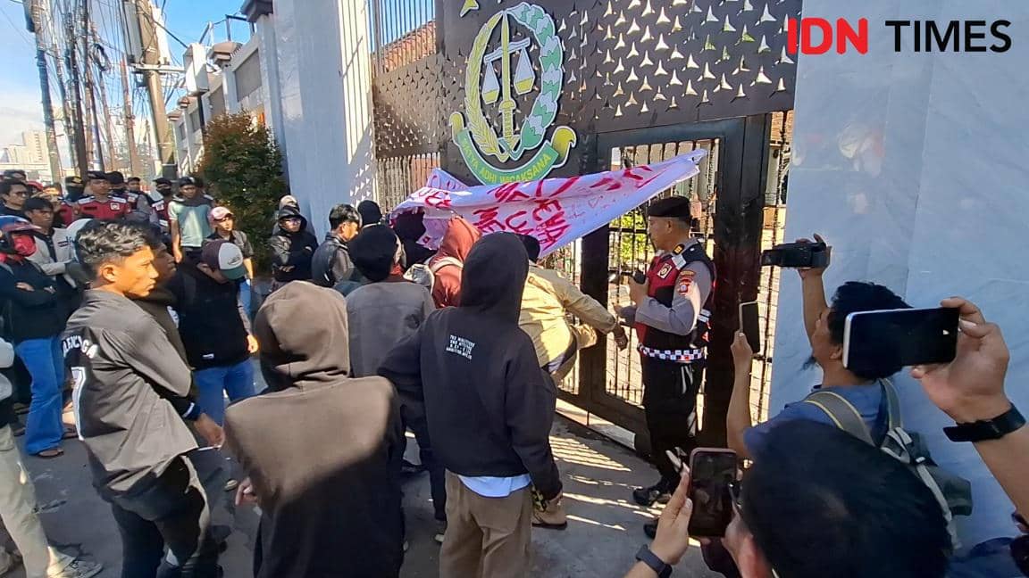 Massa aksi KASUS tendang pagar gedung Kejati Sulsel, Senin (9/2/2026) IDN Times / Darsil Yahya