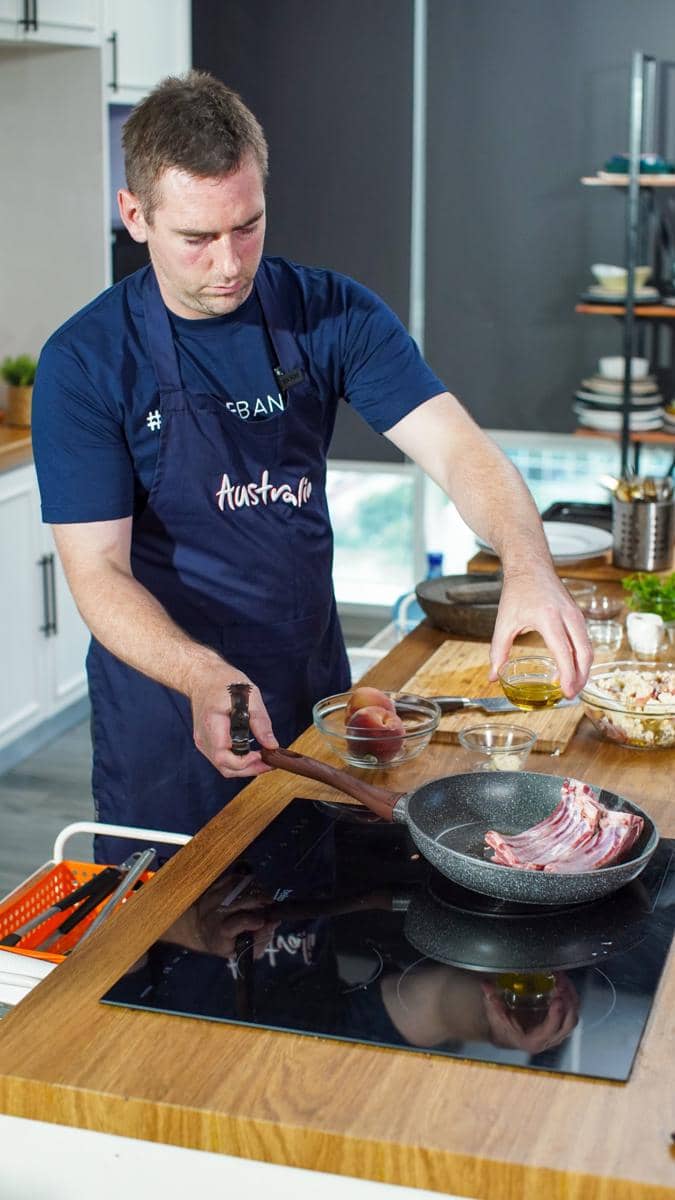 Potret memasak daging domba Australia ala Chef Callum Hann di Studio Yummy, IDN HQ, Jakarta Selatan