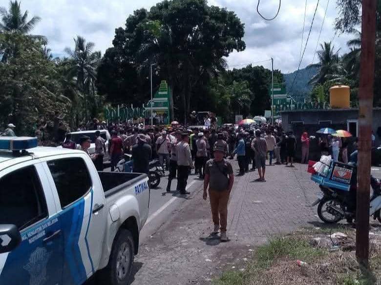 Demo Ormas Adat LBI di perbatasan Bolmong-Minsel, Sulawesi Utara, Senin (9/2/2026). Dok. Polres Bolmong
