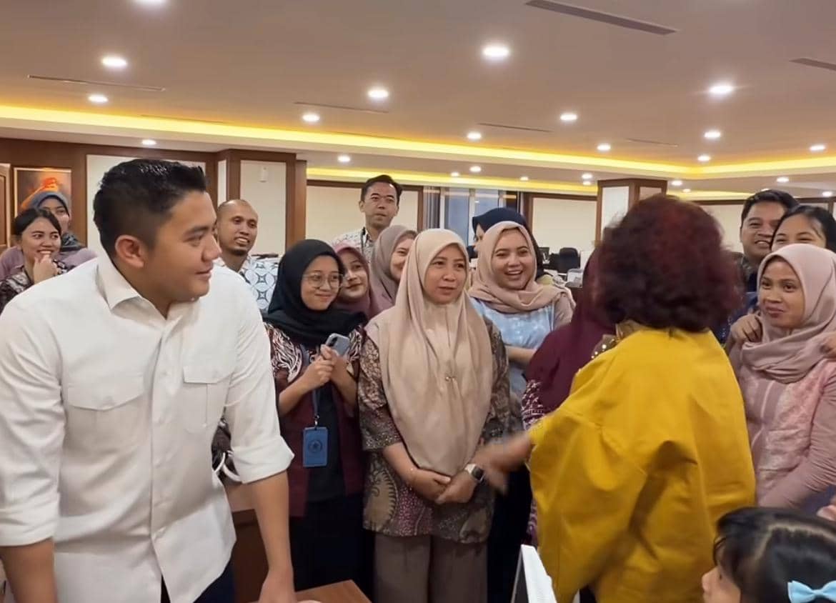 Susi Pudjiastuti Mampir ke Kantor Teddy, Bawa Oleh-Oleh Cokelat