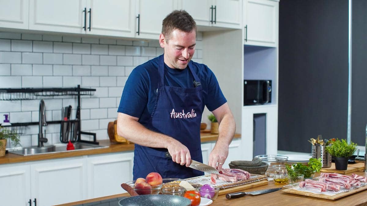 Potret Chef Callum Hann memasak daging domba Australia di Studio Yummy, IDN HQ, Jakarta Selatan