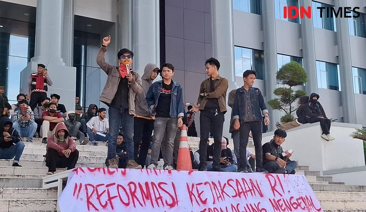 Massa aksi KASUS saat berada di depan lobi Kejati Sulsel, Senin (9/2/2026) IDN Times/Darsil Yahya