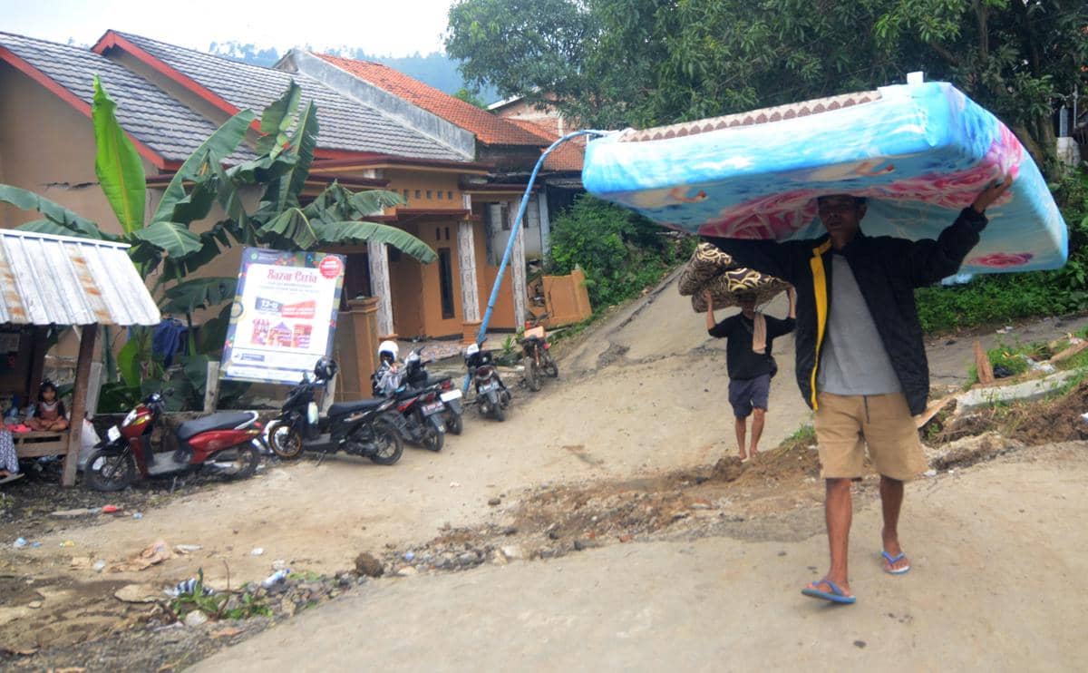 Sejumlah warga membawa barang-barang miliknya saat akan mengungsi ketika terjadi bencana tanah bergerak di Desa Padasari, Kabupaten Tegal, Jawa Tengah. (ANTARA FOTO/Oky Lukmansyah)