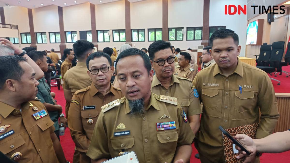 Gubernur Sulawesi Selatan Andi Sudirman Sulaiman memimpin diwawancarai usai memimpin rapat koordinasi bersama Forkopimda Sulsel, bupati, wali kota, dan instansi terkait di Ruang Pola Kantor Gubernur Sulsel, Senin (9/2/2026). (IDN Times/Asrhawi Muin)