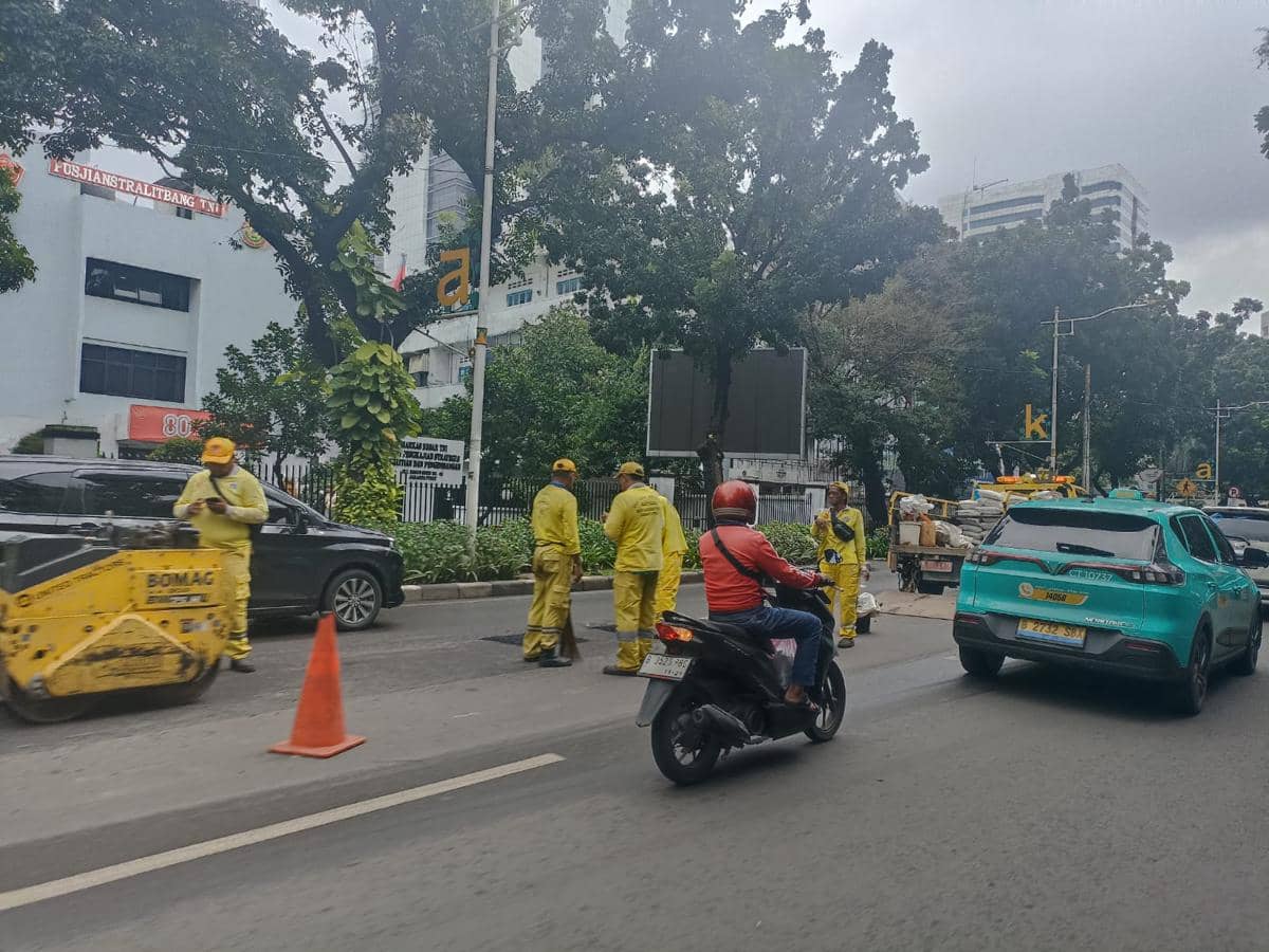 Dinas Bina Marga DKI perbaiki jalan berlubang  di Jakarta.