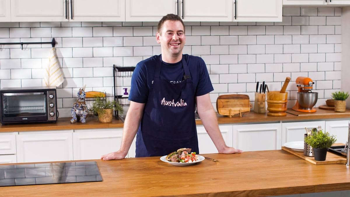 Potret Chef Callum Hann memasak daging domba Australia di Studio Yummy, IDN HQ, Jakarta Selatan