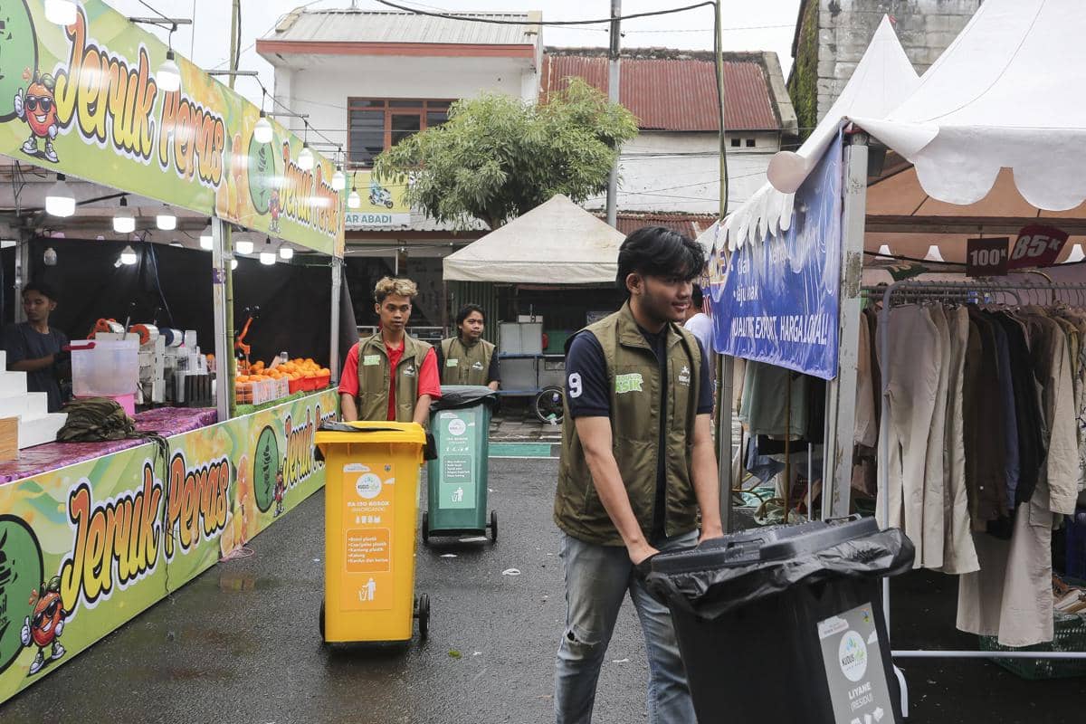 Pemilahan sampah saat kegiatan tradisi tahunan Dandangan 2026 di kawasan Alun-alun Simpang 7 Kudus, Senin (9/2/2026). (Dok. BLDF)