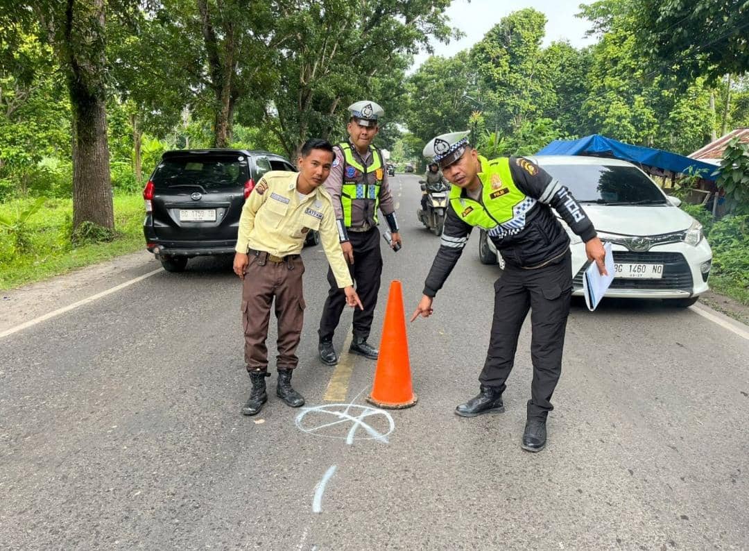 Polisi melakukan olah TKP kecelakaan di Jalintim Kayuagung 