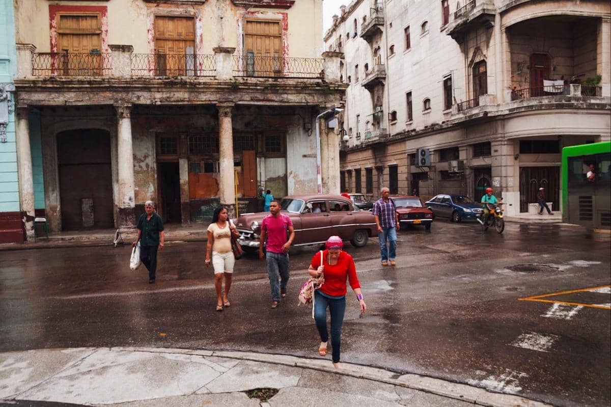 Orang-orang Kuba sedang berjalan di Kota Havana.