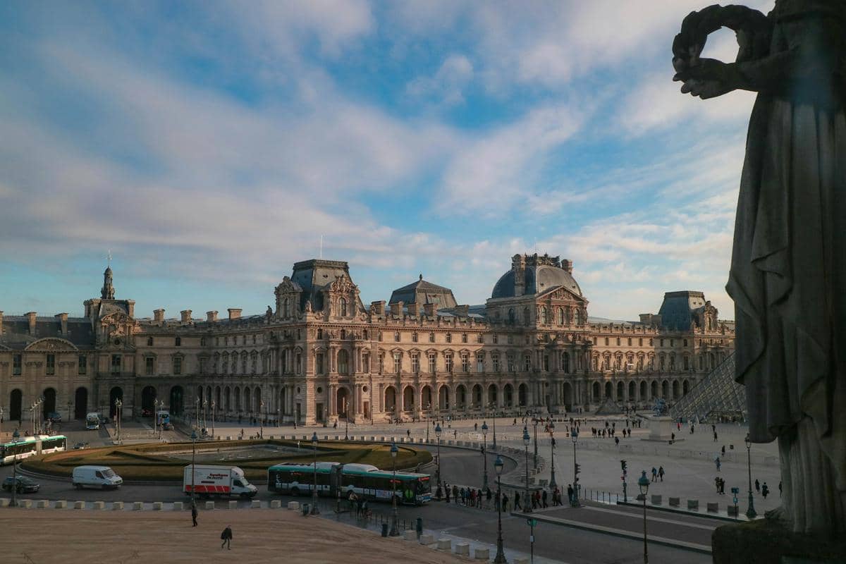 Istana Louvre, tempat Museum Louvre berada di Paris, Prancis. Ini adalah museum seni terbesar dan paling banyak dikunjungi di dunia. 