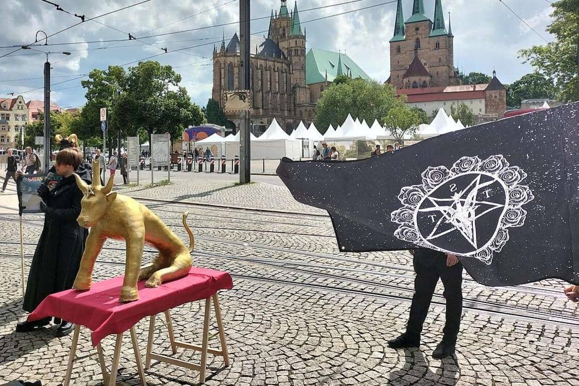 aksi unjuk rasa The Satanic Temple di Erfurt pada 2024