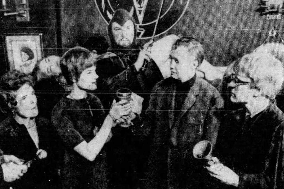 Anton LaVey memimpin upacara pernikahan berdasarkan Satanisme 