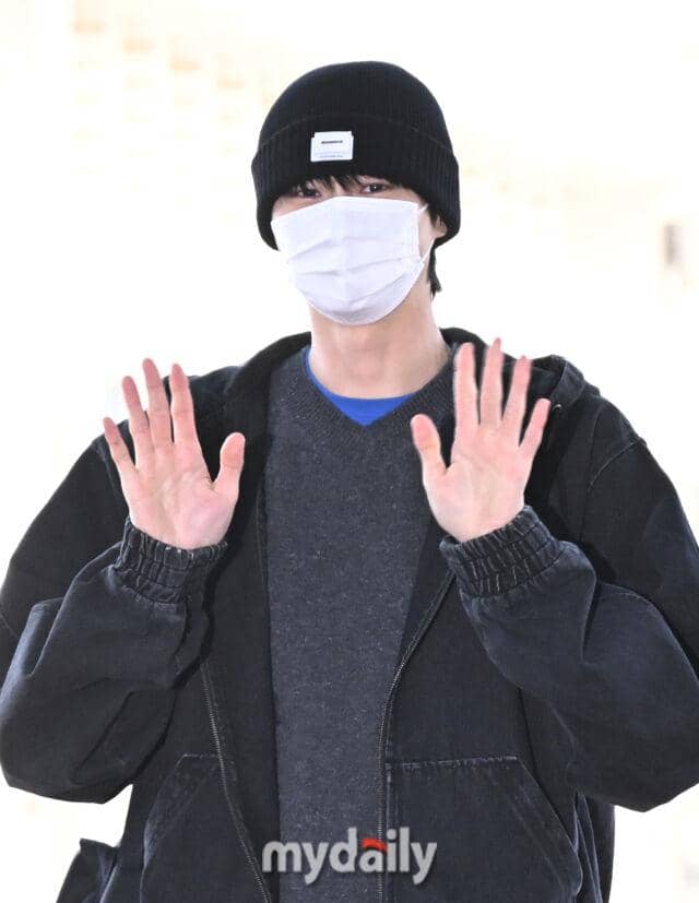 potret Byeon Woo Seok di bandara