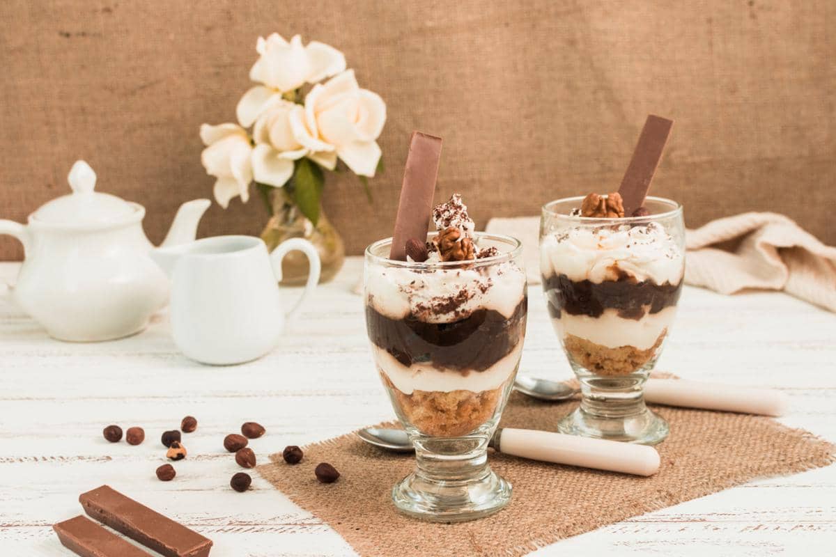 ilustrasi greek yogurt chocolate parfait