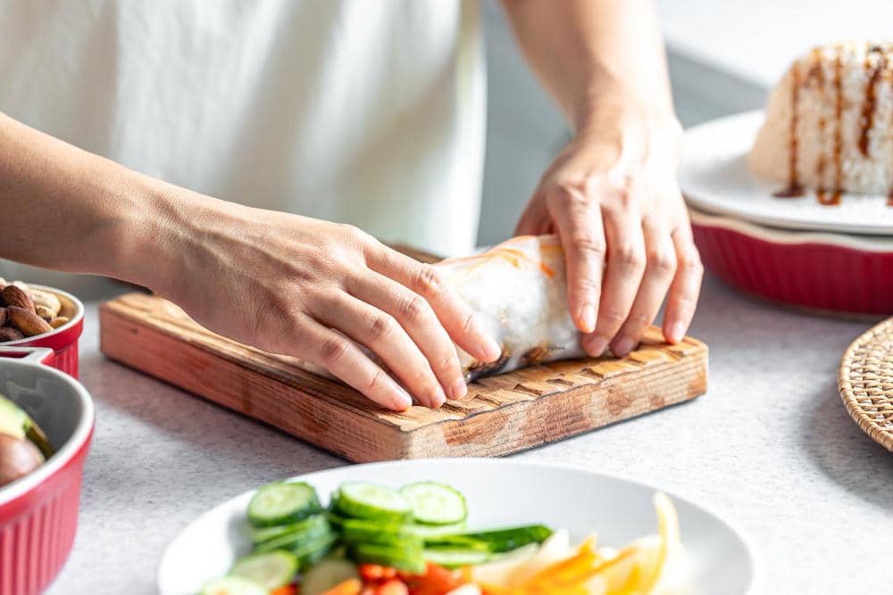 ilustrasi menggulung lumpia