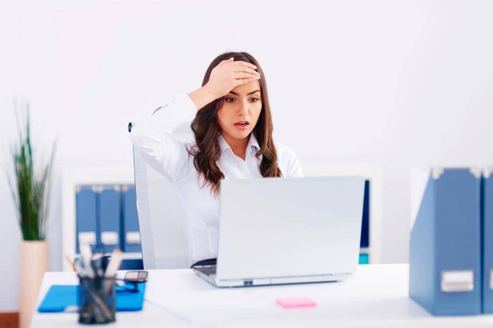 ilustrasi perempuan cemas 