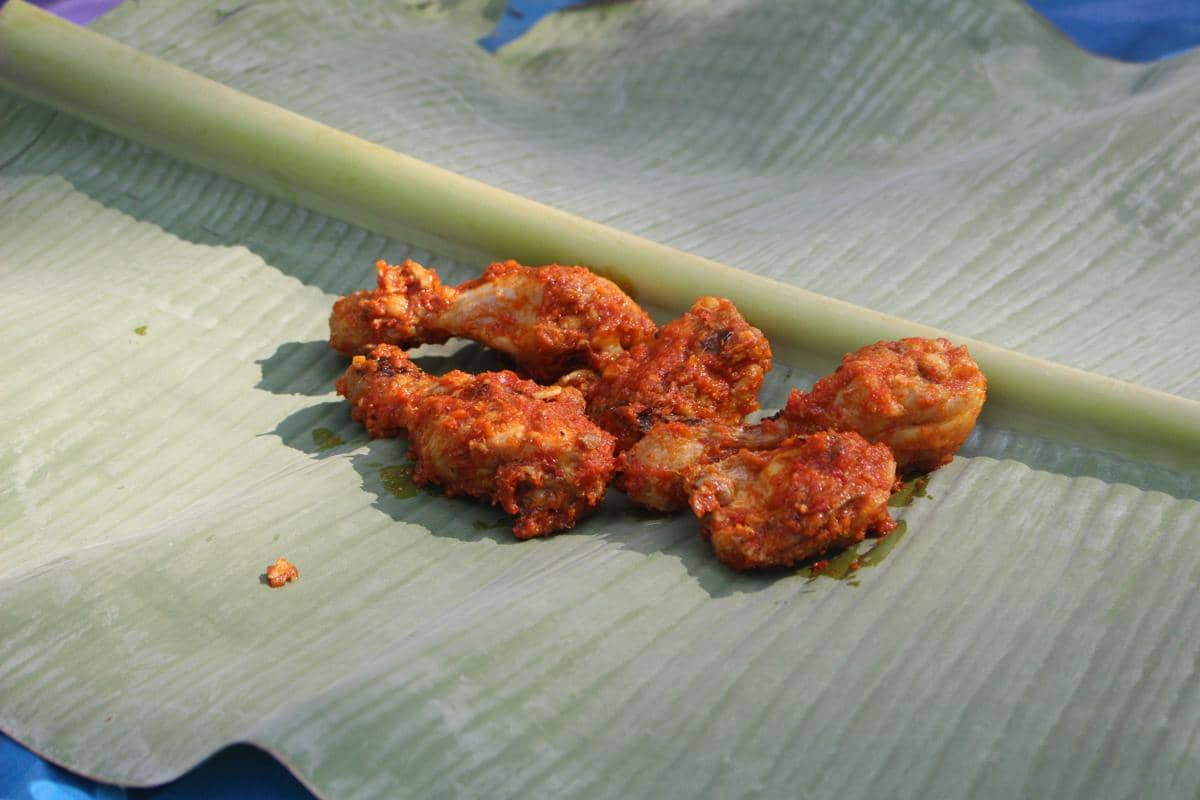 Foto close-up makanan di atas lembar daun pisang.