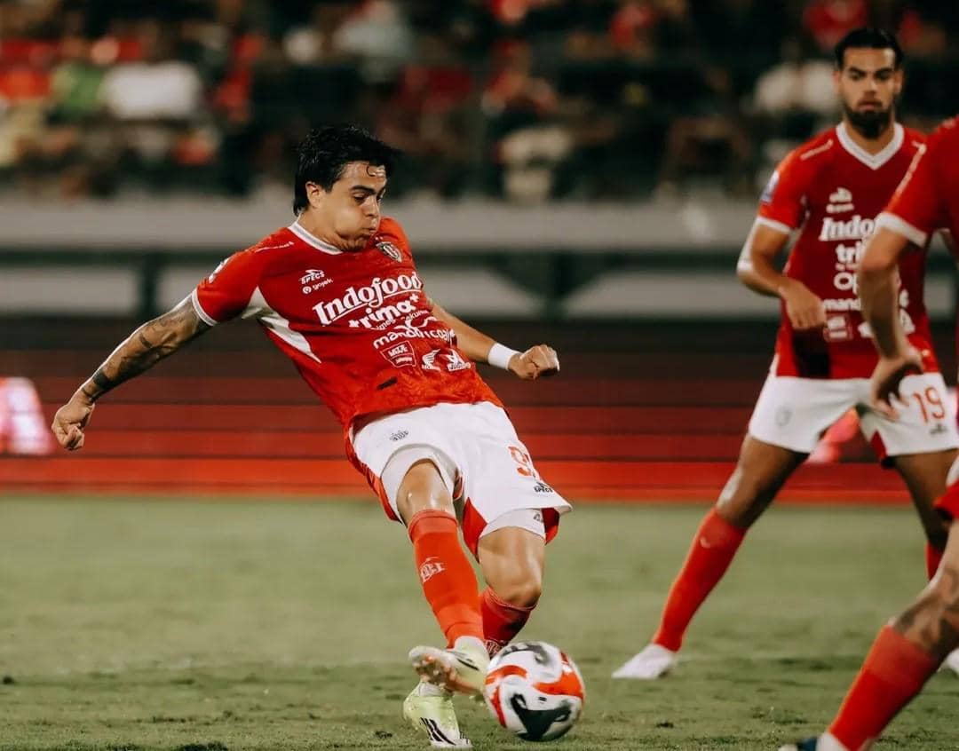 Diego Campos (kiri) saat menghadapi Persebaya Surabaya. 