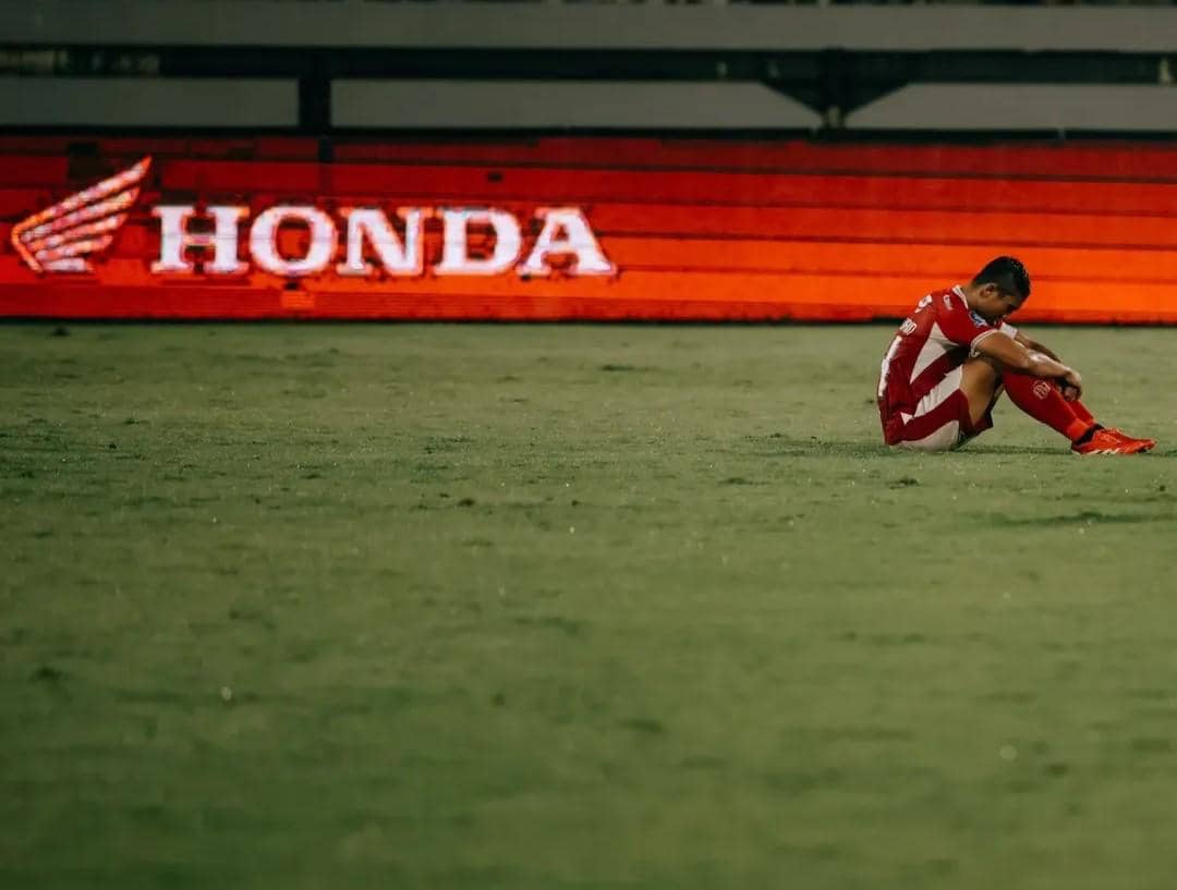 Pemain Bali United usai pertandingan menghadapi Persebaya Surabaya. 