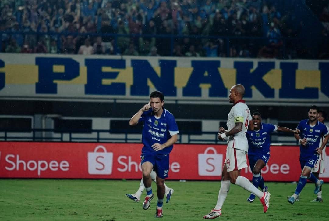 Thom Haye saat merayakan gol dari titik putih versus Malut United