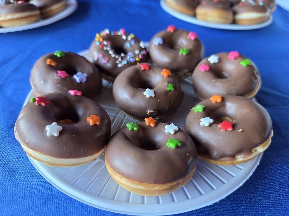 ilustrasi donat topping cokelat 