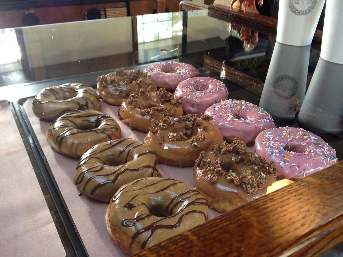 ilustrasi donat topping glaze