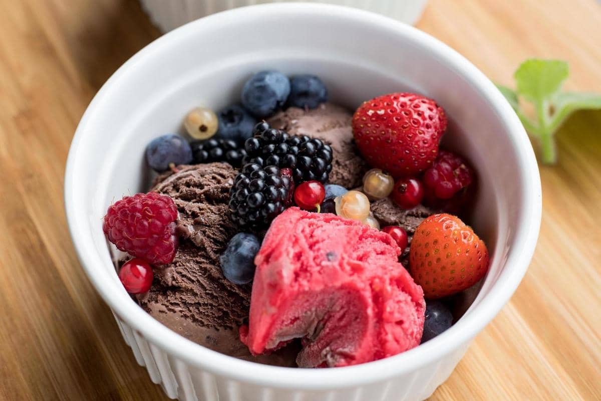 ilustrasi es krim topping buah segar