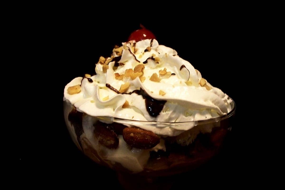 ilustrasi es krim topping kacang