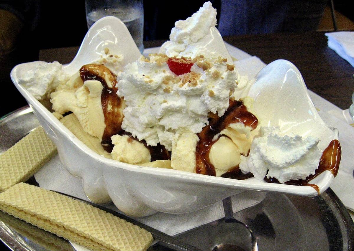 ilustrasi es krim topping whipped cream