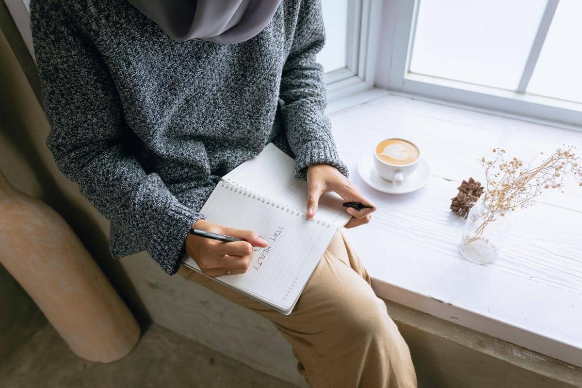 Ilustrasi wanita melakukan journaling