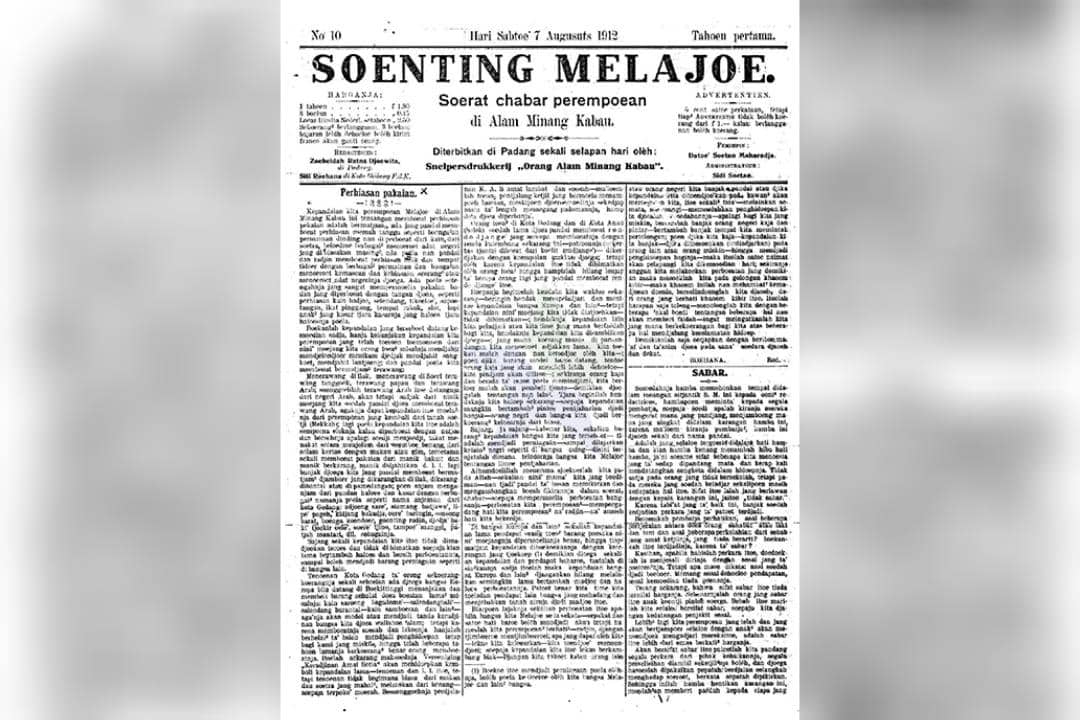 Halaman koran Soenting Melajoe terbitan 1912, surat kabar perempuan pertama di Indonesia yang dipimpin Roehana Koeddoes, menampilkan teks berbahasa Melayu dengan ejaan lama dan tata letak khas pers kolonial.