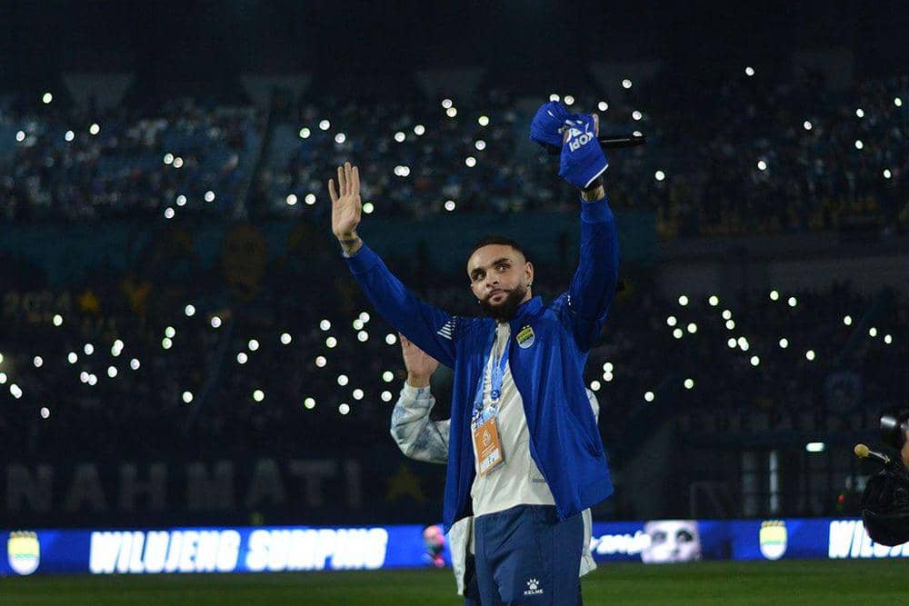 Layvin Kurzawa saat pertama kali di perkenalkan di GBLA 