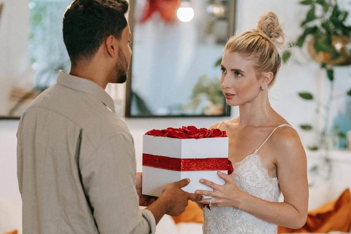 ilustrasi cara memilih kado valentine yang bermanfaat sesuai kebutuhan pasangan