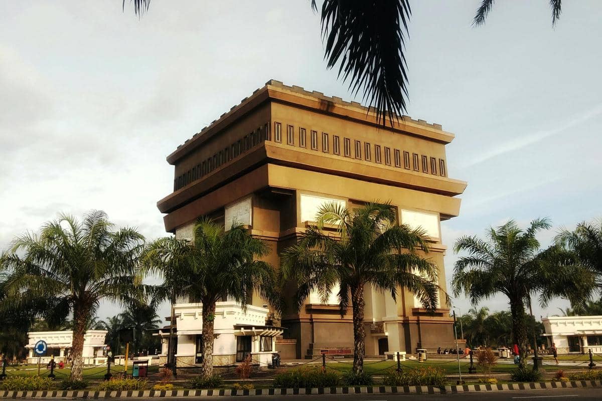 Ilustrasi monumen Simpang Lima Gumul 