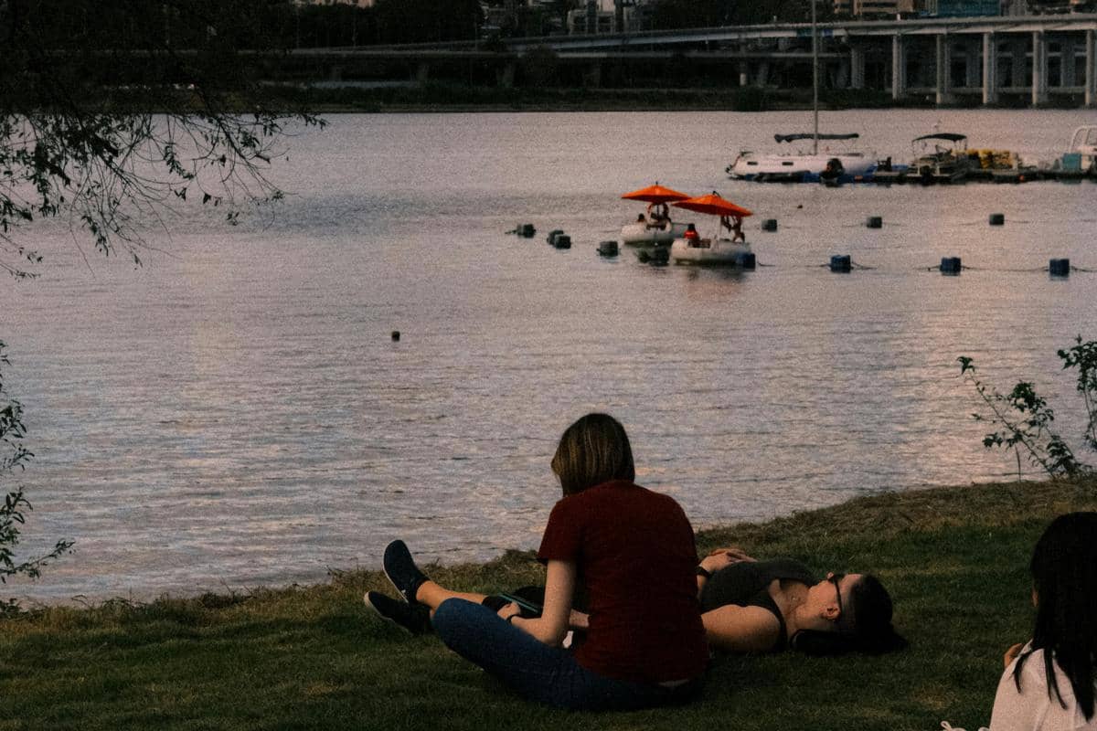 Ilustrasi suasana sore di tepi Sungai Brantas