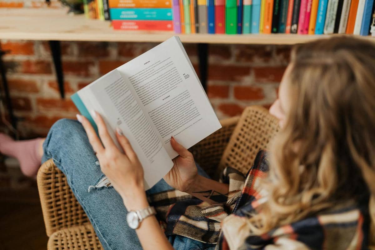 seorang wanita yang sedang membaca buku